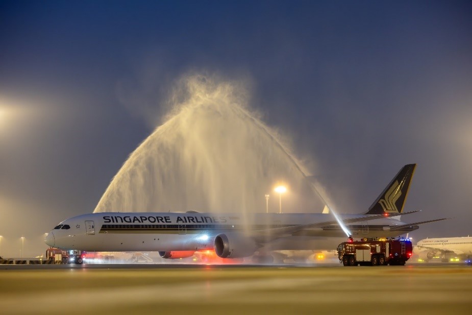 新加坡航空首航航班SQ810順利從新加坡飛抵北京大興國際機場，并在機場接受水門儀式以歡慶首航。