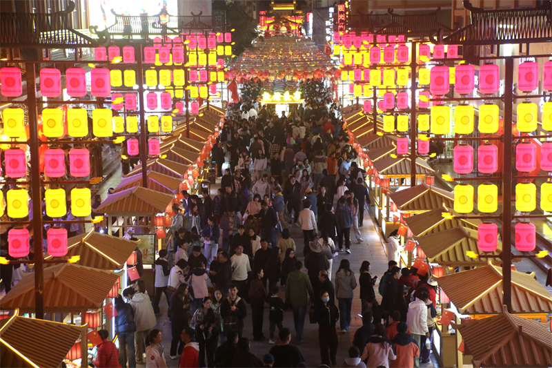 敦煌夜市。敦煌市委宣傳部供圖，張曉亮攝