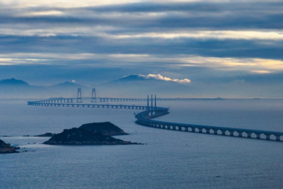 2023年12月15日，晨曦中的港珠澳大橋。新華社記者 劉大偉 攝