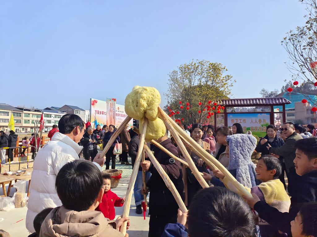 1月1日，江西瑞金萬田鄉(xiāng)，游客體驗(yàn)打黃元米粿。新華社記者劉佳敏 攝
