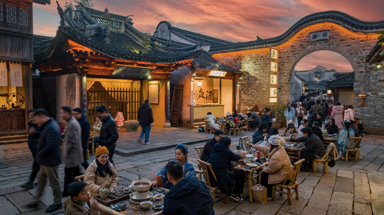 游客在烏鎮(zhèn)享受泥爐暖鍋。受訪者供圖