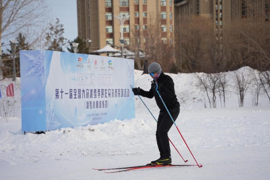 在呼倫貝爾，滑雪愛好者在城市越野滑雪公園內(nèi)滑雪。人民網(wǎng)記者 苗陽攝