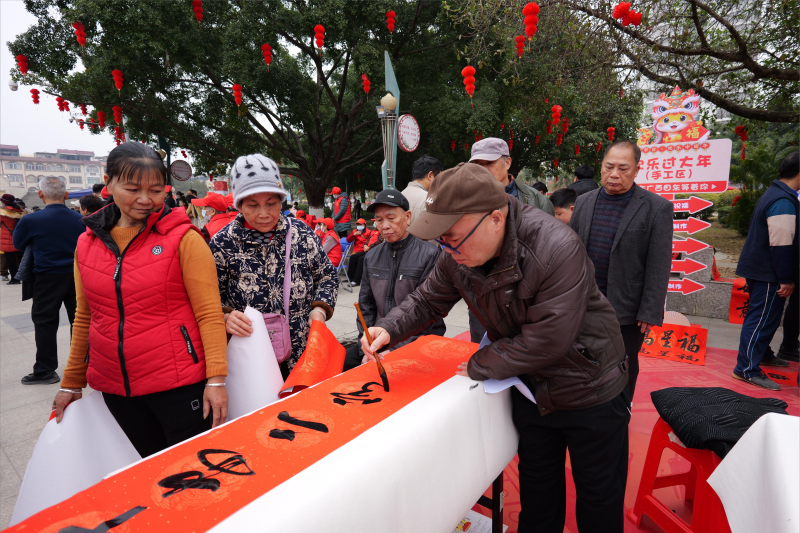 送春聯(lián)送祝福。受訪者供圖