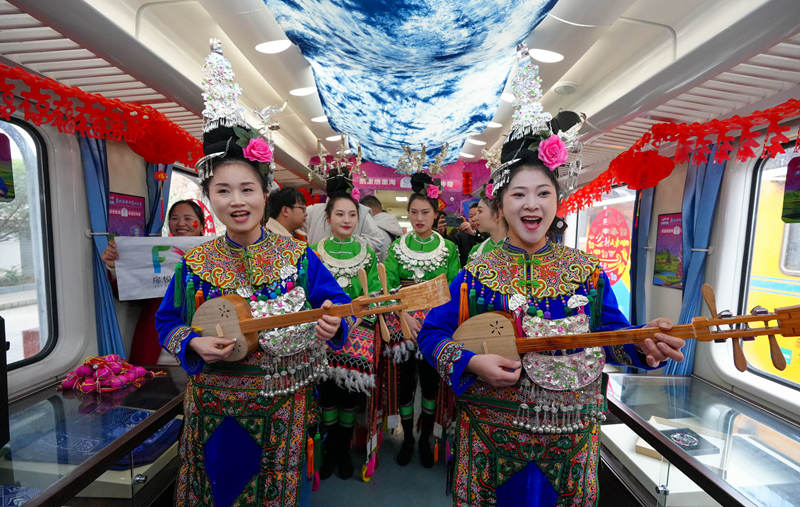 樂器彈唱。中國鐵路成都局供圖