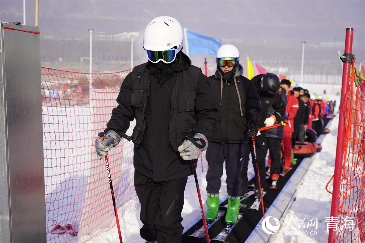 市民在西寧甘河城市郊野公園暢玩冰雪項目。人民網(wǎng) 陳明菊攝