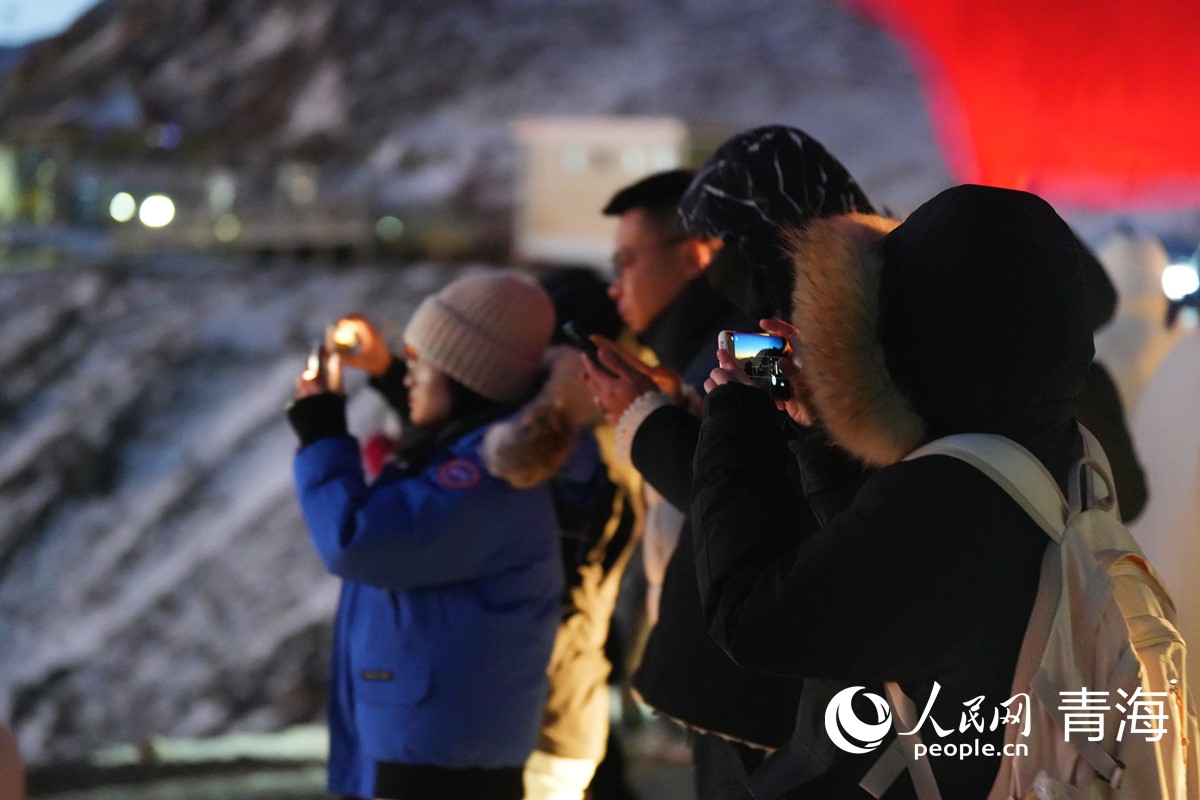 游客在拉脊山巔賞日出云海、雪山大地。人民網(wǎng)記者 楊啟紅攝