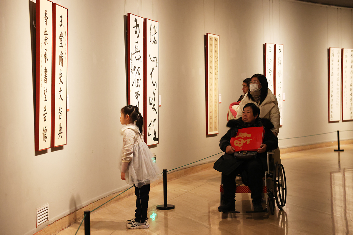 6.觀眾正在參觀展覽。中國美術(shù)館供圖