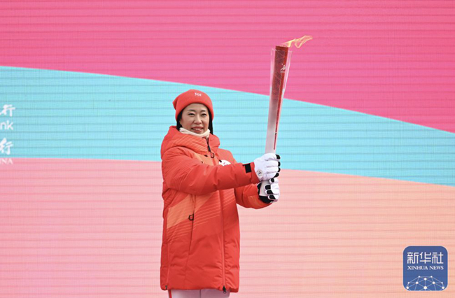 2月3日，第一棒火炬手、奧運冠軍申雪在展示火炬。新華社記者 謝劍飛 攝