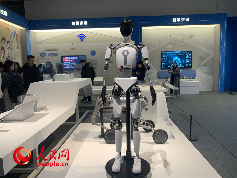 人形機(jī)器人T1 Pro。人民網(wǎng)記者 韋衍行攝