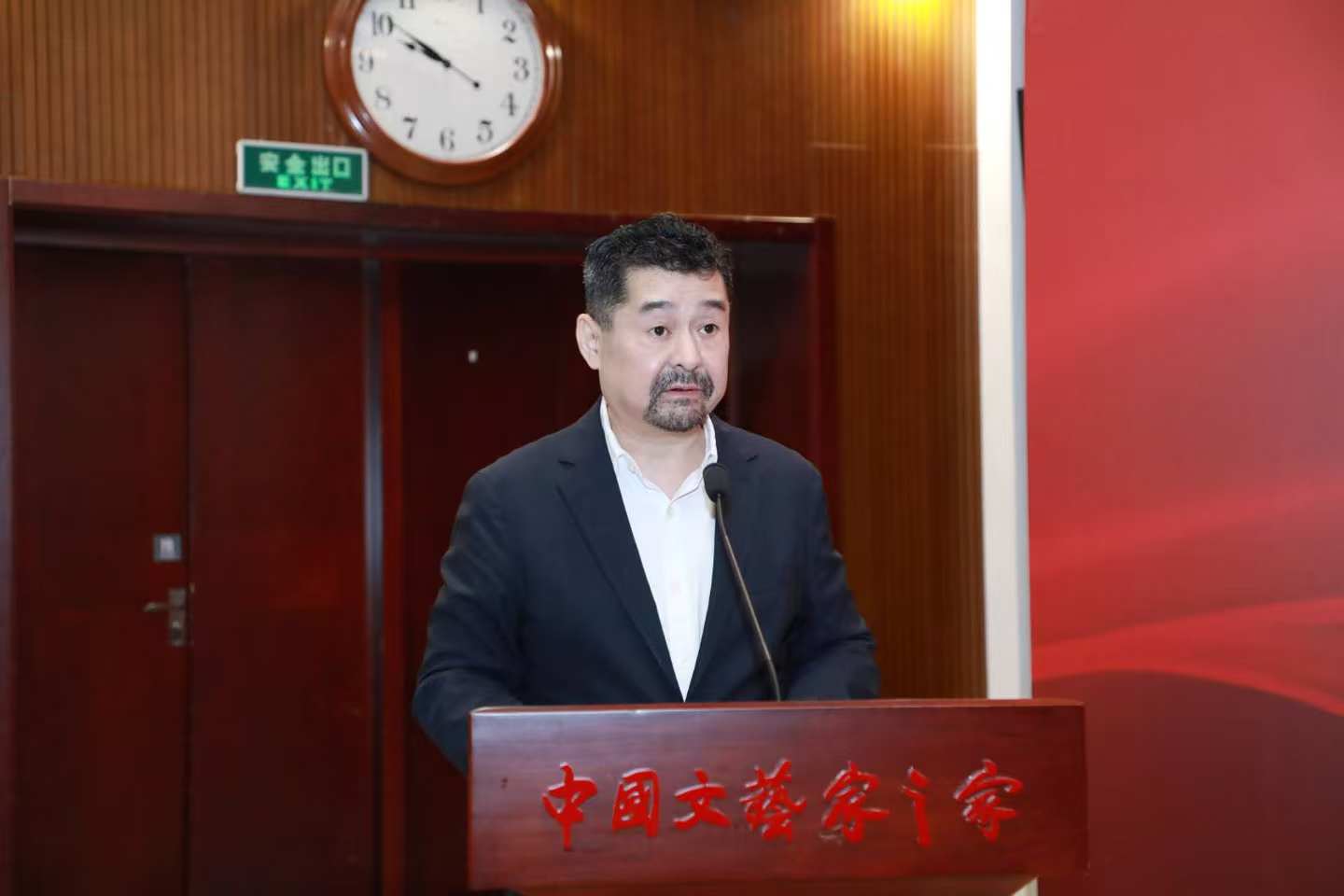 導師代表王勇在啟動儀式上發(fā)言。中國文聯(lián)供圖
