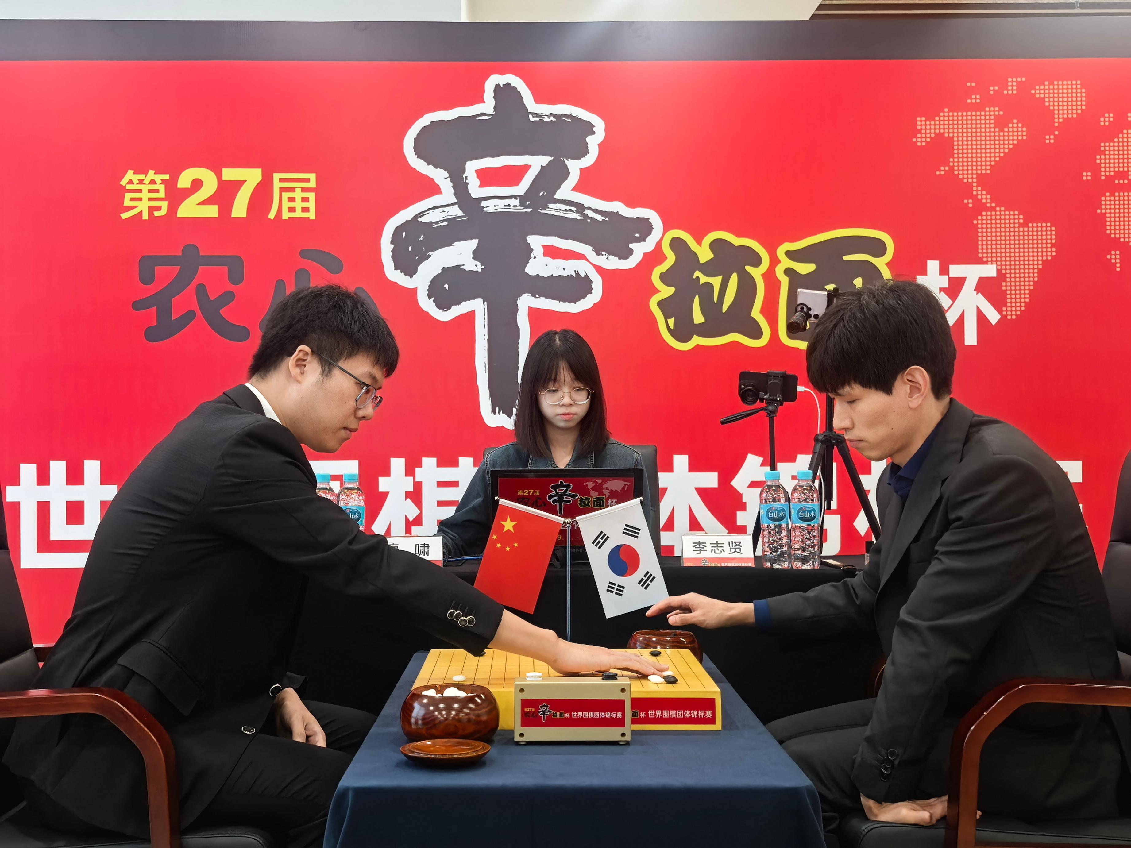 檀嘯（左一）對(duì)陣?yán)钪举t。人民網(wǎng)記者 李乃妍攝