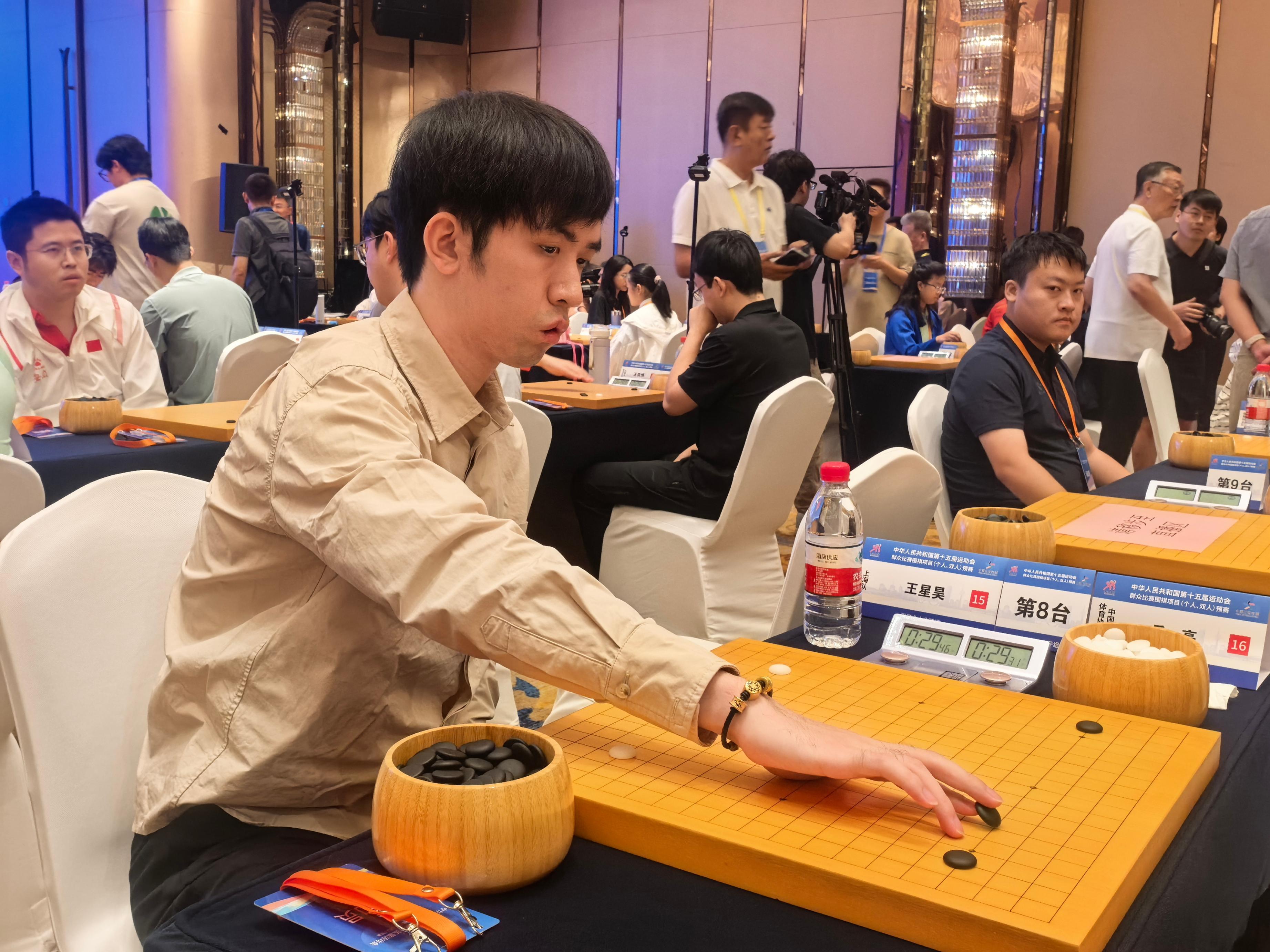上海隊棋手王星昊在比賽中。人民網(wǎng)記者 李乃妍攝