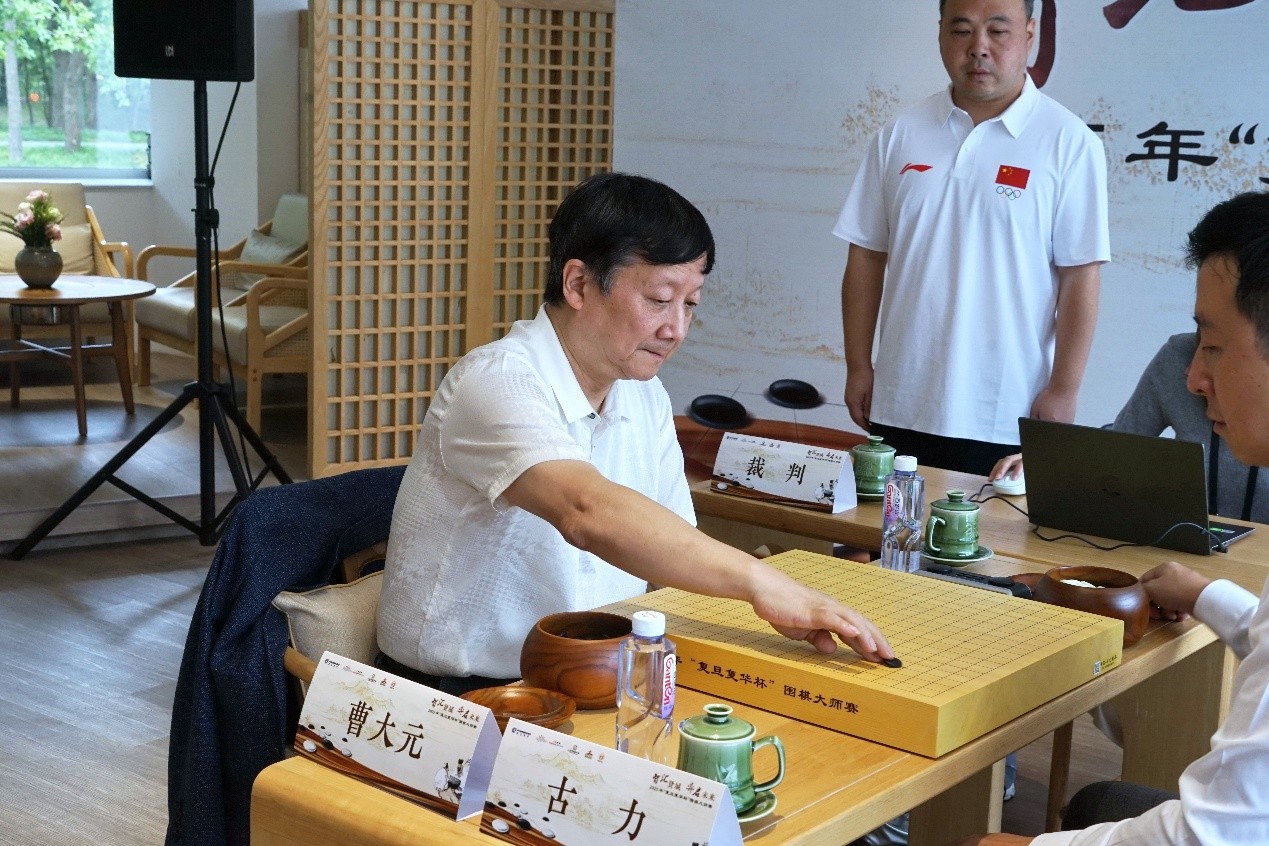 曹大元（左）在比賽中。中國圍棋協(xié)會供圖