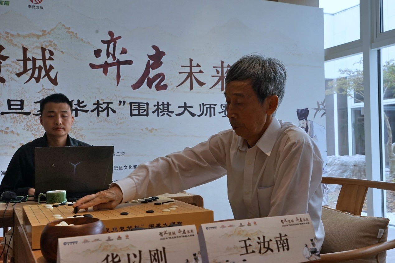 王汝南（右)在比賽中。中國圍棋協(xié)會供圖