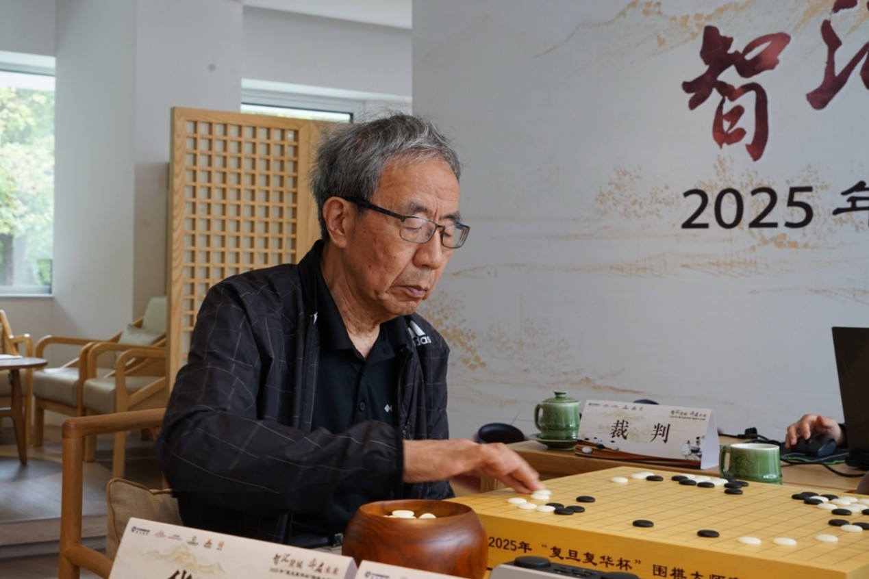 華以剛在比賽中。中國圍棋協(xié)會供圖