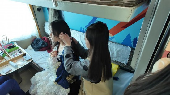 夏靜（右一）正在給旅客編發(fā)。新華社記者張啟明 攝