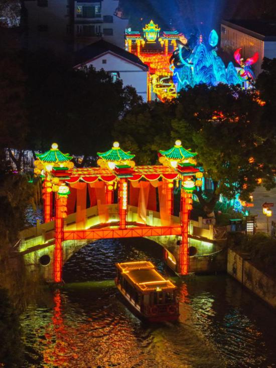 1月21日，第39屆秦淮燈會(huì)亮燈儀式在江蘇南京白鷺洲公園舉行。新華社記者 李博 攝