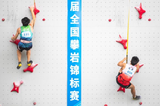 9月6日，上海隊選手趙一程（左）和湖南隊選手伍鵬在決賽中。新華社記者 黃偉 攝